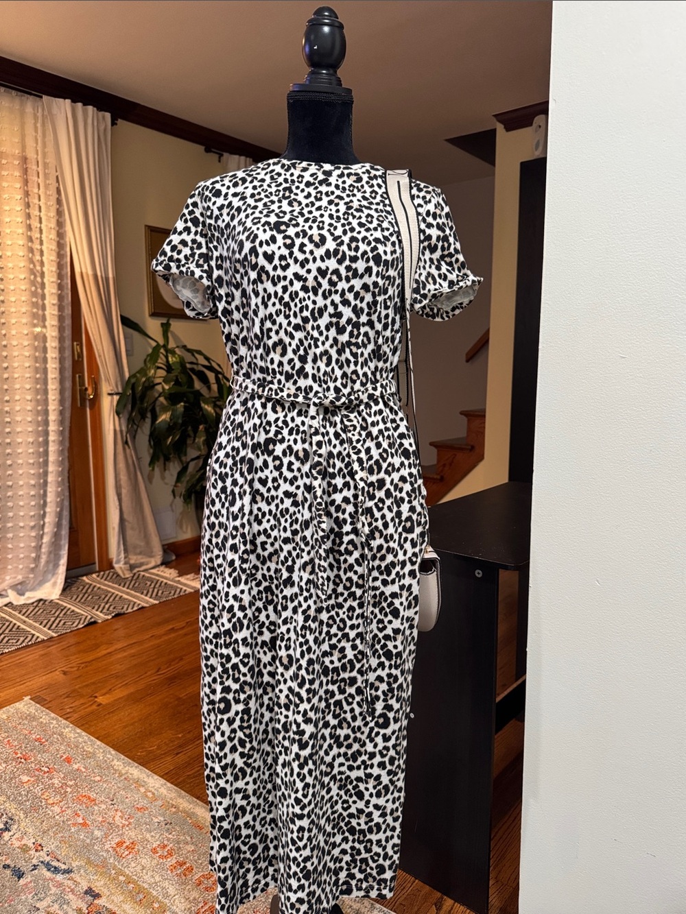 Leopard dress with pockets and slit on the side!